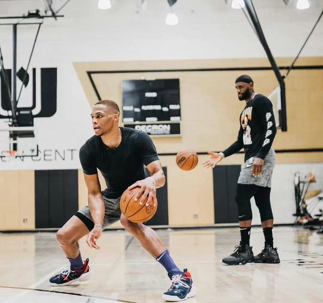 首钢将帅失和！周琦与许利民闹矛盾，3年后还能拿得顶薪合同吗？