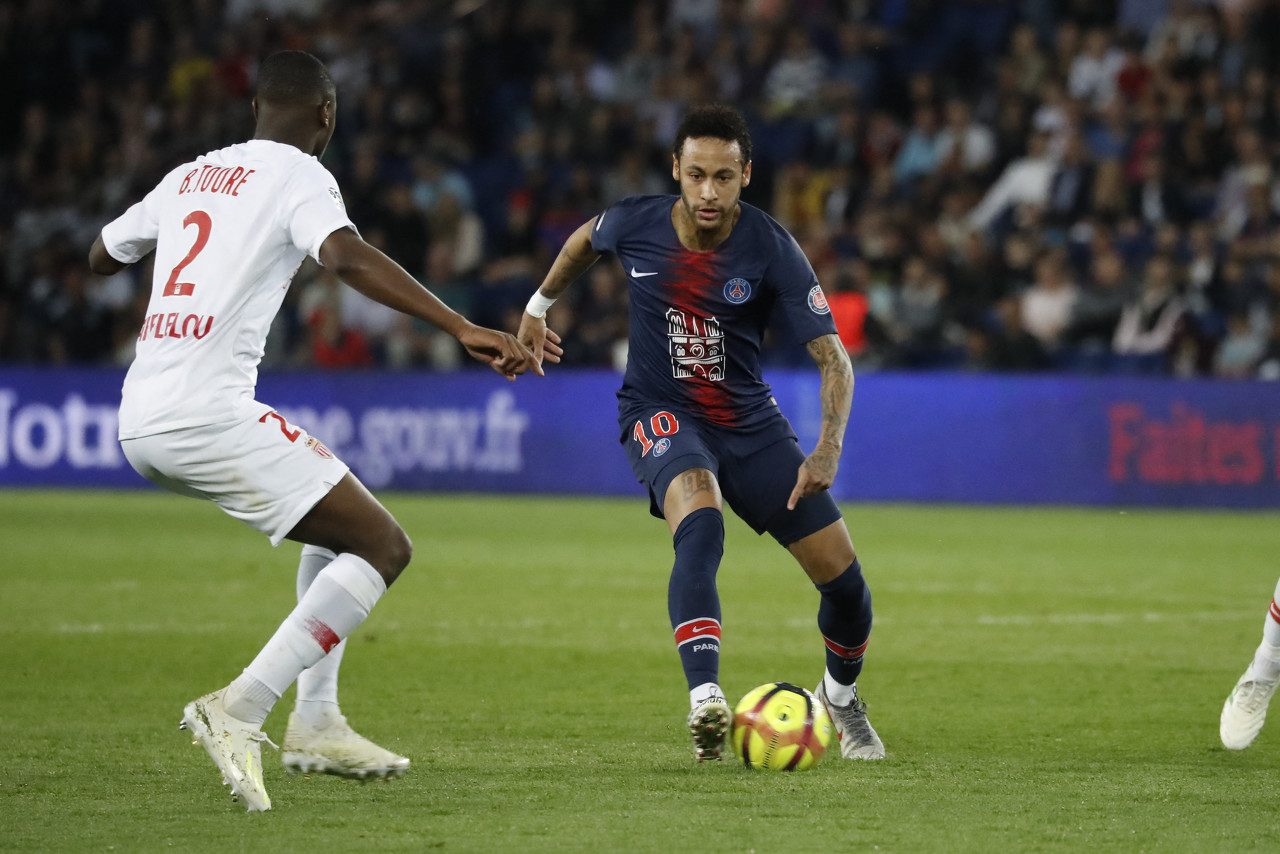 Timeless Sports在X平台晒出前NBA球星德里克·罗斯与国王球员拉塞尔·威斯布鲁克的合影，并抛出话题：“他们是史上爆发力最强的控卫吗？”这一提问迅速点燃球迷讨论热情。