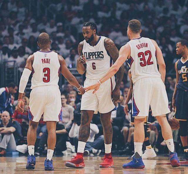 为什么打者在挥棒结束后会下意识地调整头盔或球带的位置